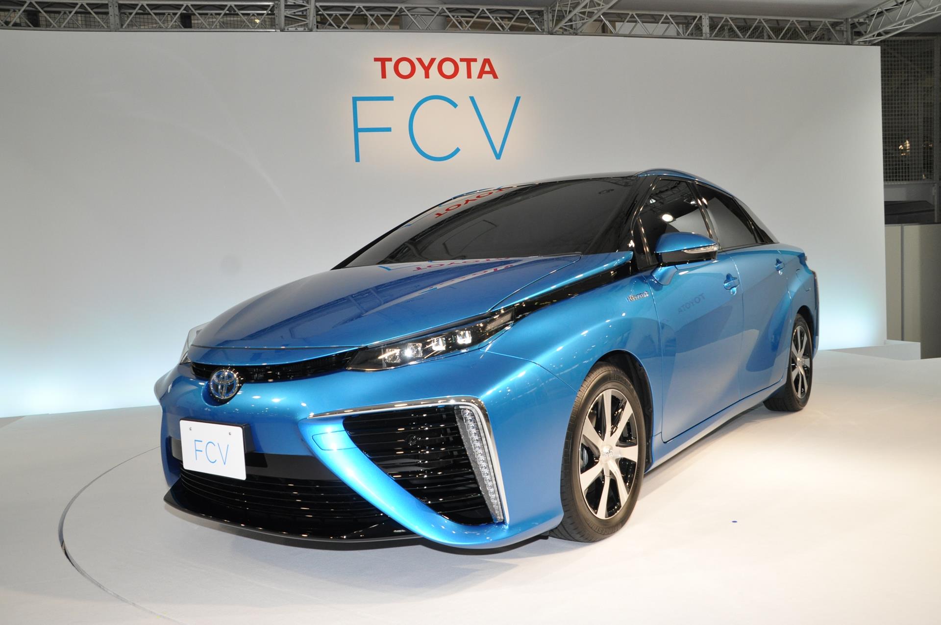 トヨタ自動車、セダンタイプの燃料電池自動車を、日本で2014年度内に