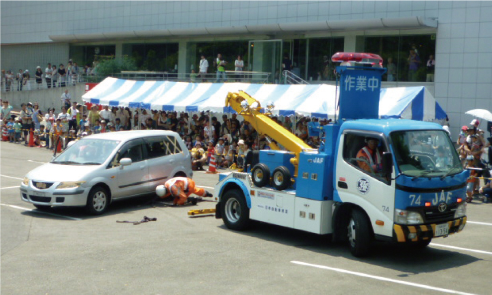 レッカー車による車両けん引実演