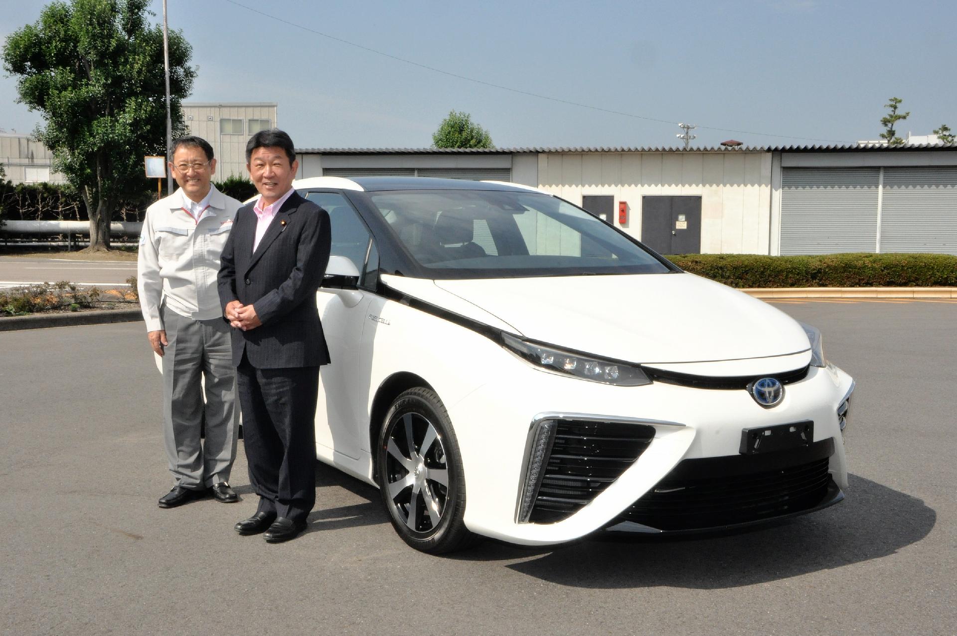 Akio Toyoda, Toyota president (left) and Toshimitsu Motegi, Japanese Minister of Economy, Trade and Industry (right) pictured with Toyota's fuel cell sedan<br>