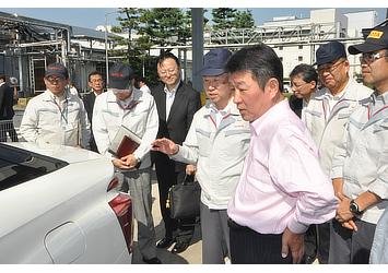 Mitsuhisa Kato, Toyota executive vice president (left foreground) and Toshimitsu Motegi, Japanese Minister of Economy, Trade and Industry (right foreground) pictured with Toyota's fuel cell sedan