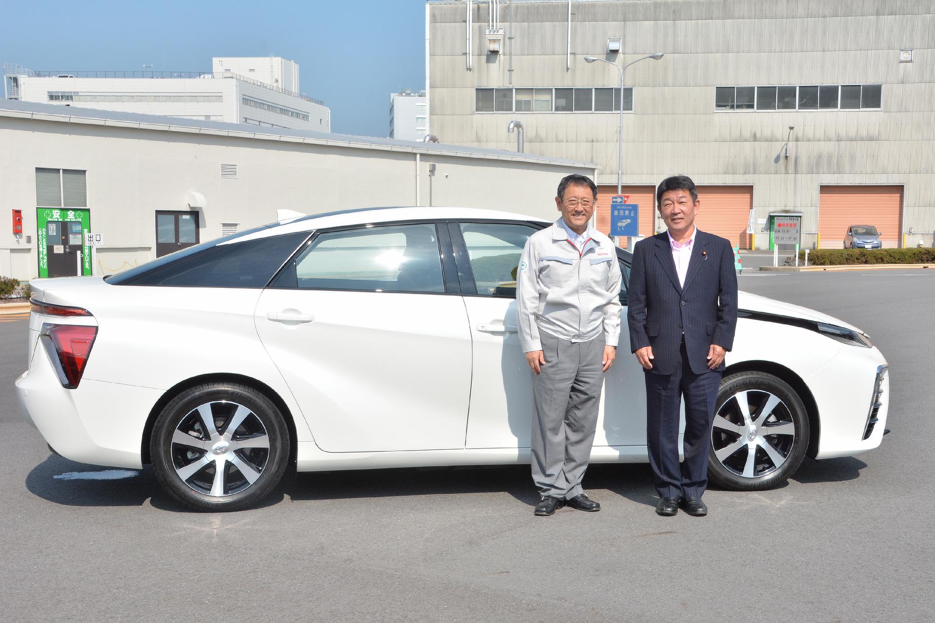 Akio Toyoda, Toyota president (left) and Toshimitsu Motegi, Japanese Minister of Economy, Trade and Industry (right) pictured with Toyota's fuel cell sedan<br>