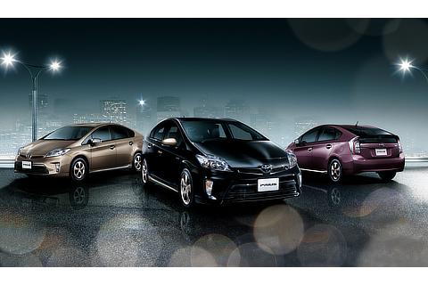 左 ： 特別仕様車 S“マイコーデ”（ブロンズマイカメタリック）〈オプション装着車〉中央 ： 特別仕様車 S“ツーリングセレクション・マイコーデ”（ブラック）〈オプション装着車〉右 ： 特別仕様車 S“マイコーデ”（ディープアメジストマイカメタリック）