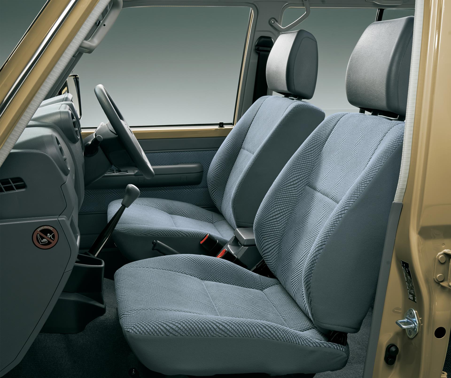 Land Cruiser 70 van interior (Japan commemorative re-release; with options)