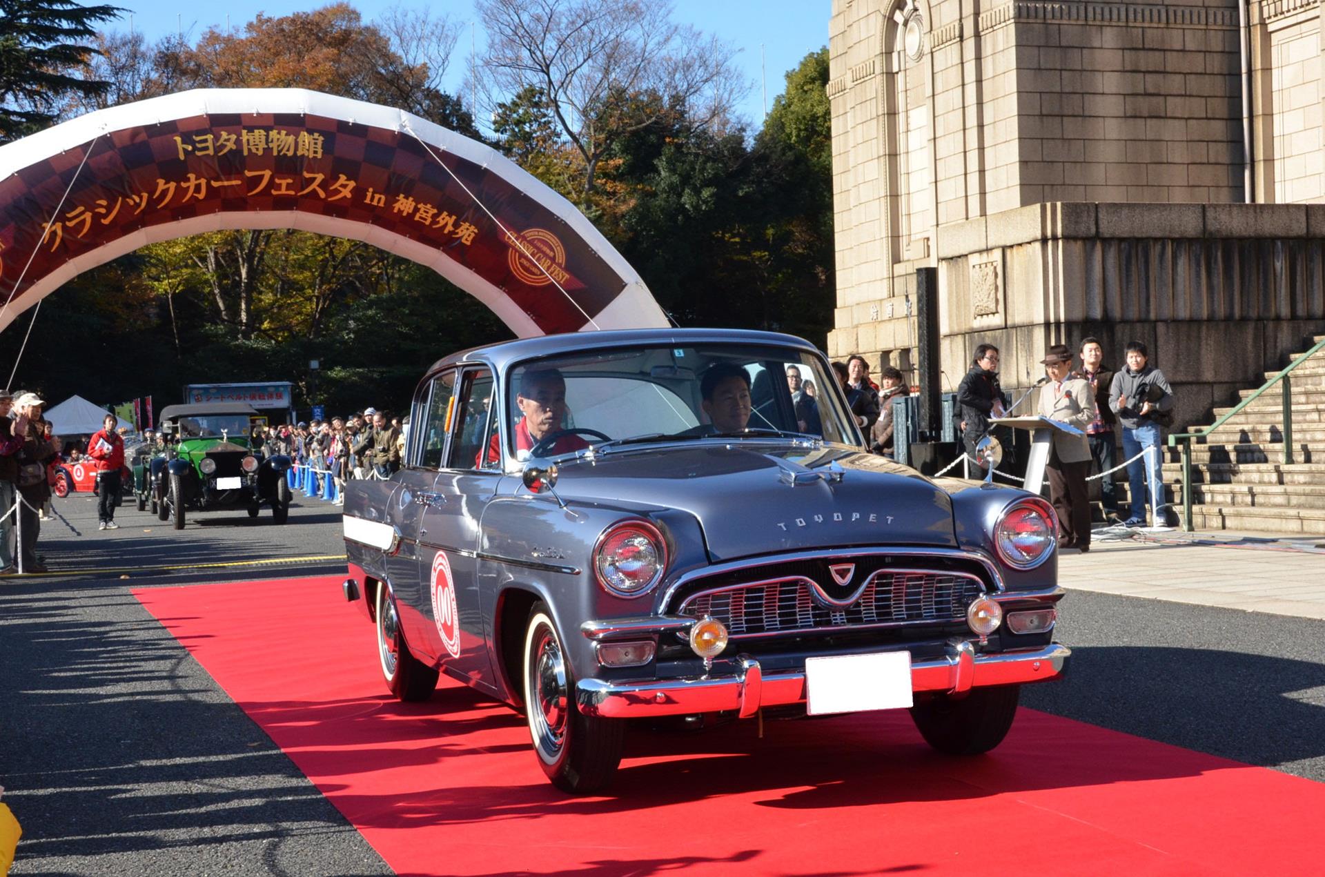 Toyopet Crown Model RS21 leading Tokyo crosstown parade in 2013 Classic Car Festival