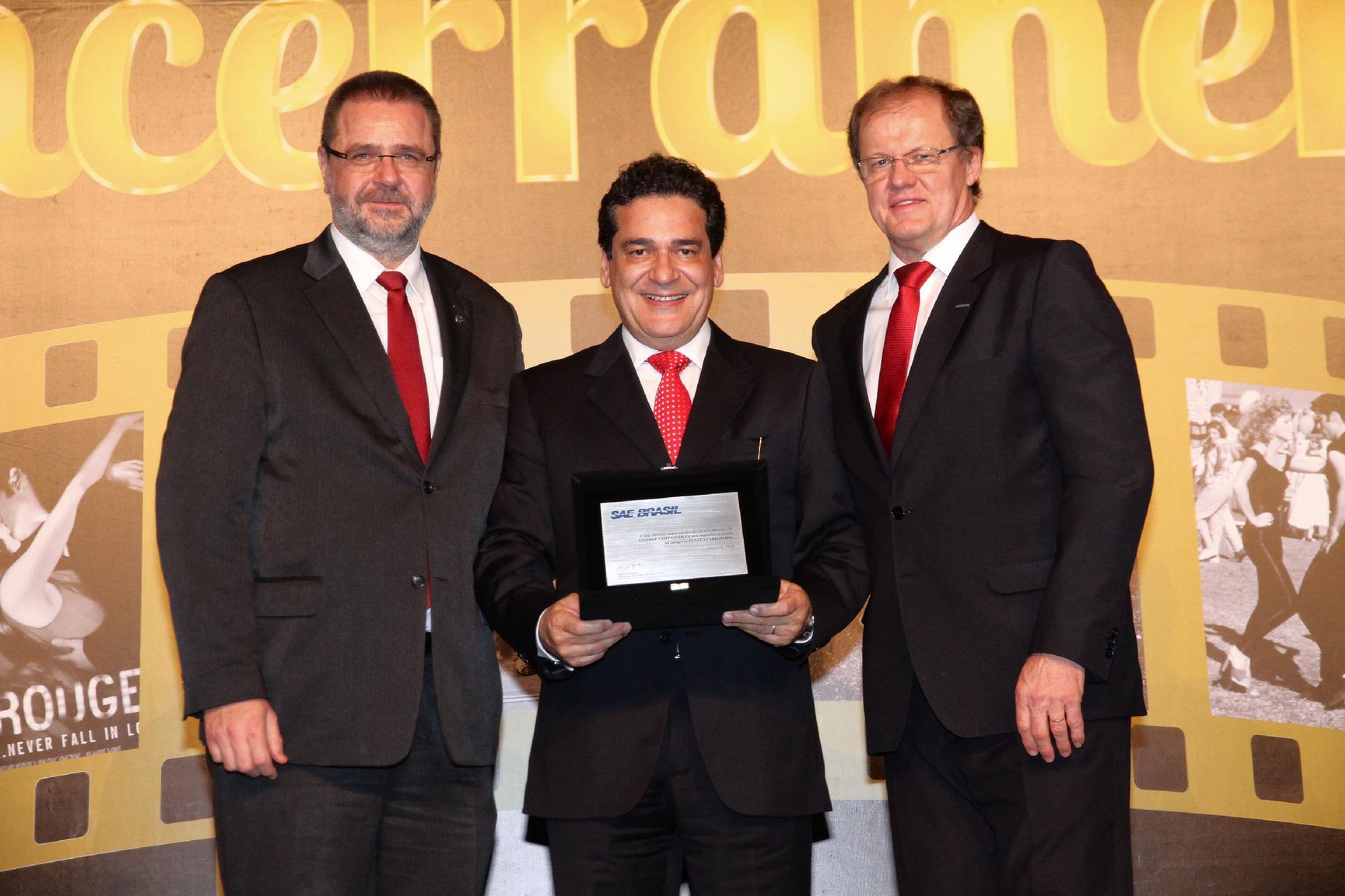 George Costa e Silva (center) receiving the award from Frank Sowade, vice-president of SAE Brazil (left) and Ricardo Reimer, president of SAE Brazil (right)