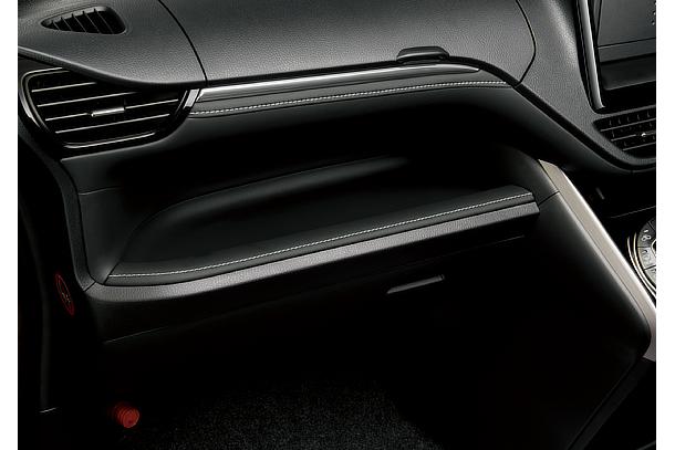 Large open tray on the passenger side (upholstered in synthetic leather)