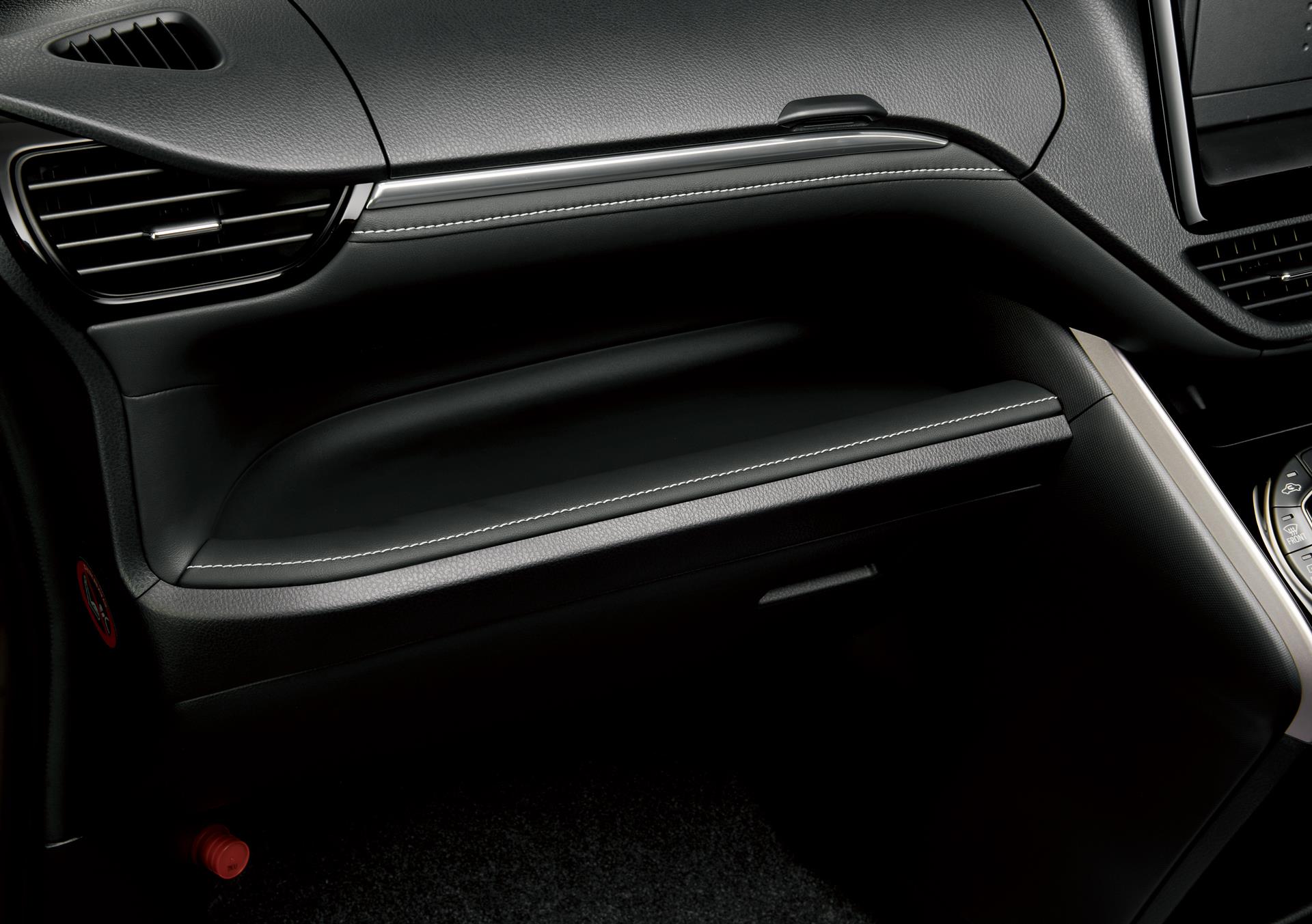 Large open tray on the passenger side (upholstered in synthetic leather)