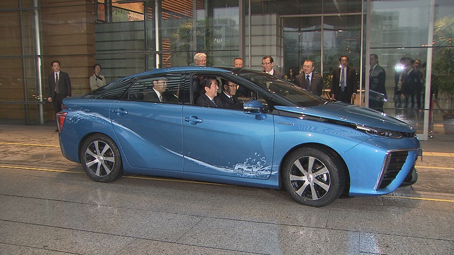 Toyota Delivers First 'Mirai' to Japan's PM