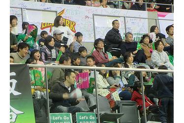 バスケ観戦する子どもたち