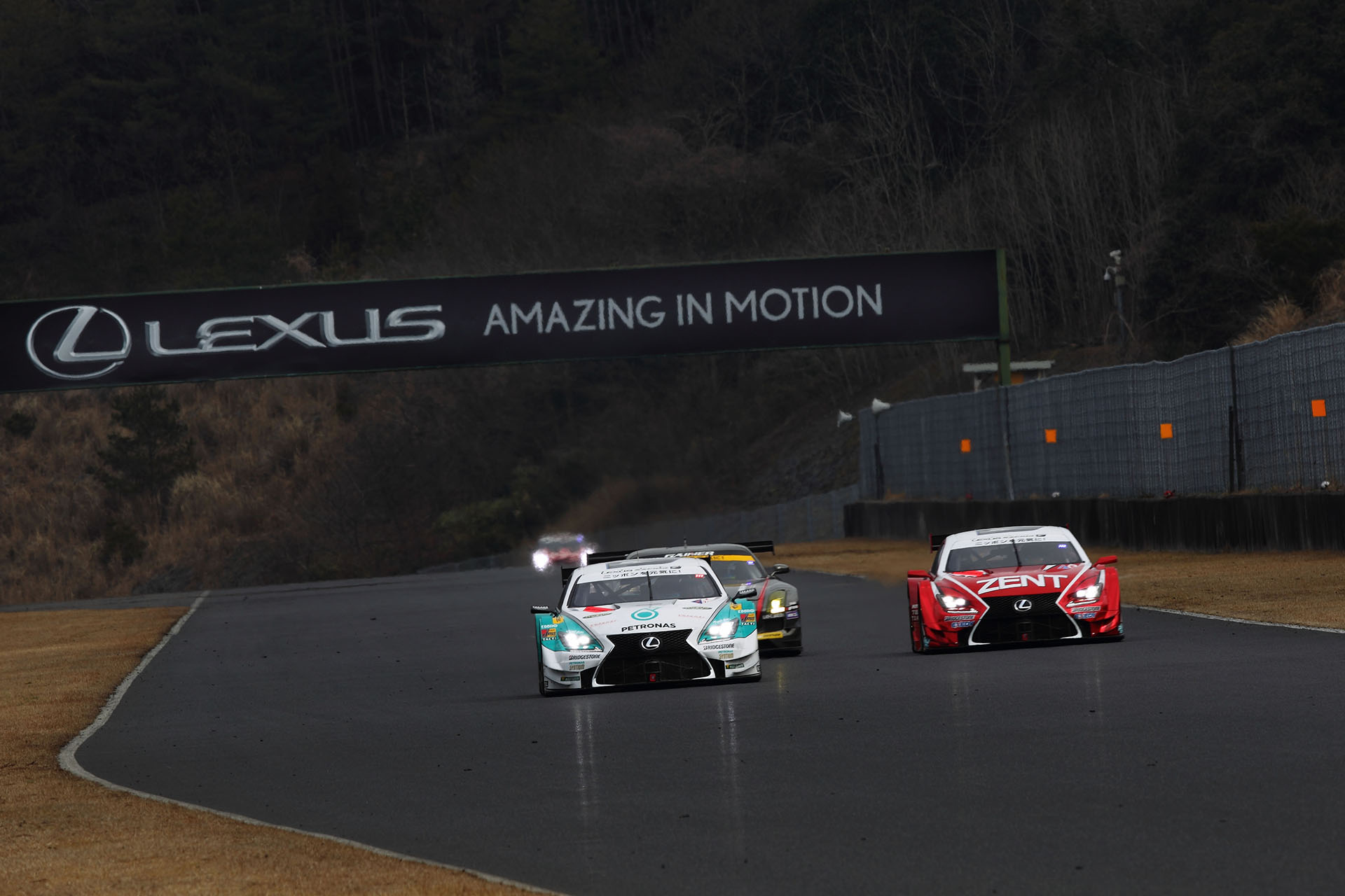 PETRONAS TOM'S RC F 36号車とZENT CERUMO RC F 38号車