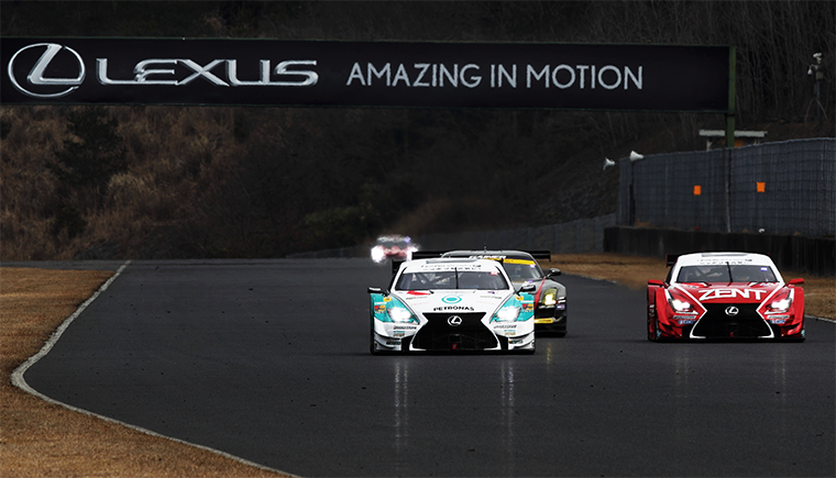 岡山国際サーキットを走行するPETRONAS TOM'S RC F 36号車とZENT CERUMO RC F 38号車