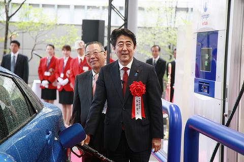 イワタニ水素ステーション芝公園での安倍首相