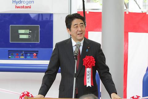 イワタニ水素ステーション芝公園での安倍首相