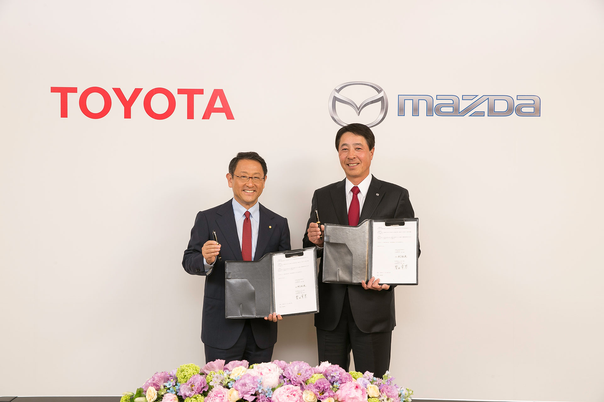 Signing of partnership agreement between Mazda and Toyota. Left: Toyota President and CEO Akio Toyoda, right: Mazda President and CEO Masamichi Kogai