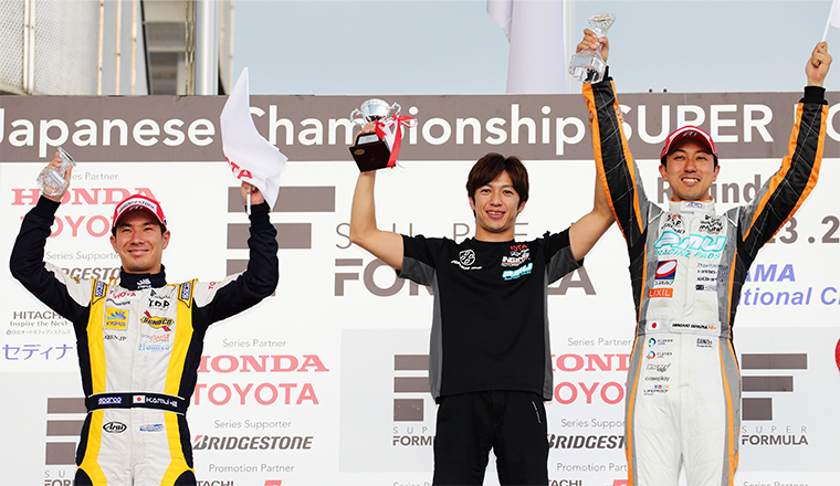 悲願のトップフォーミュラ初勝利となった石浦宏明と立川祐路監督、２位で初表彰台を獲得した小林可夢偉