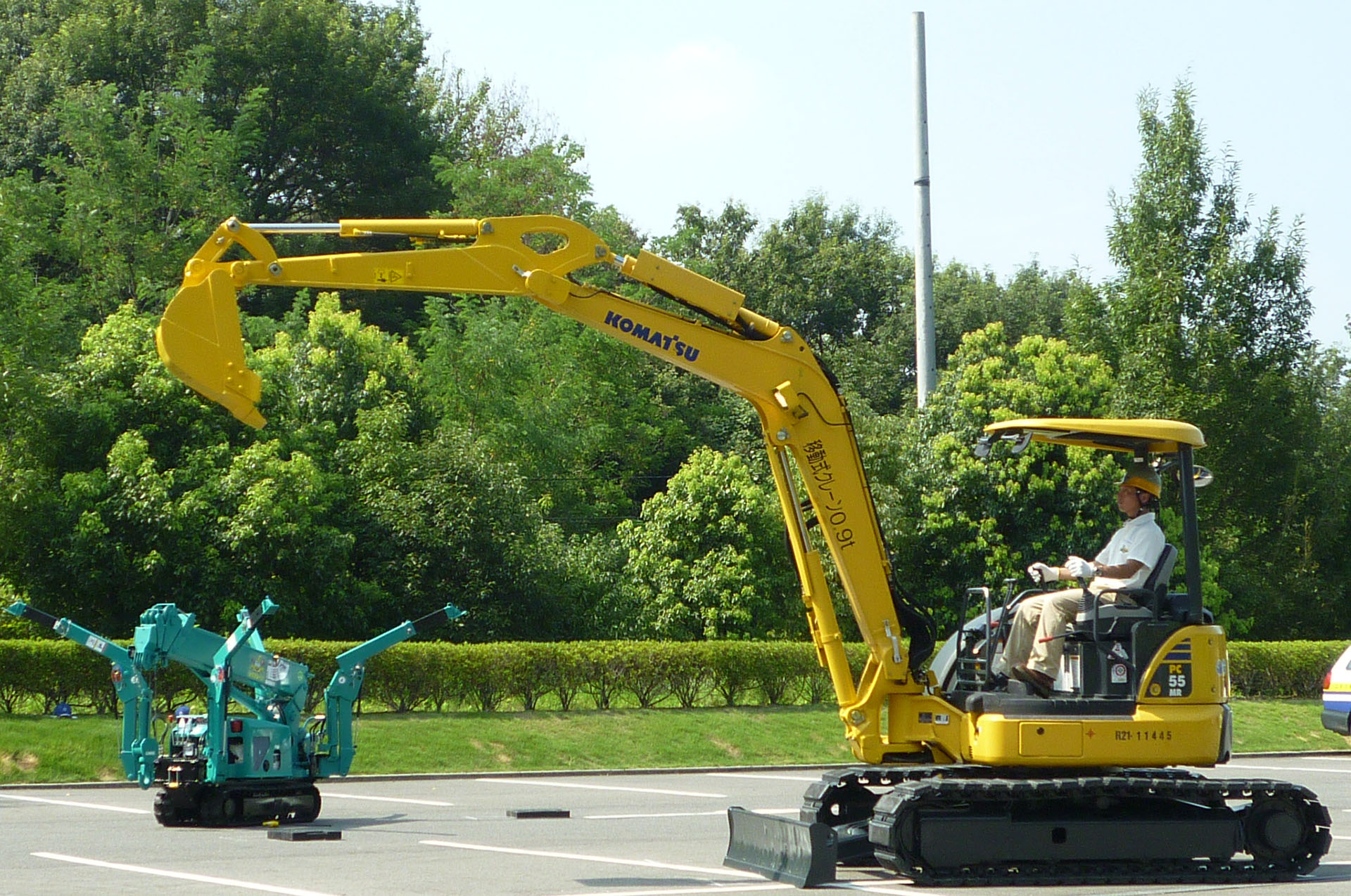 Hydraulic excavator and mini crawler crane demonstration