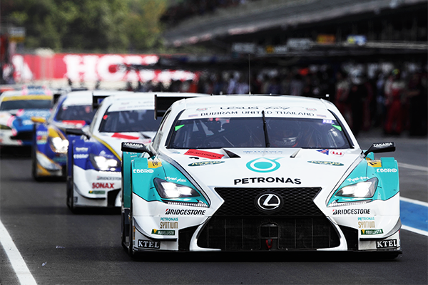 ピットに並ぶLEXUS RC F