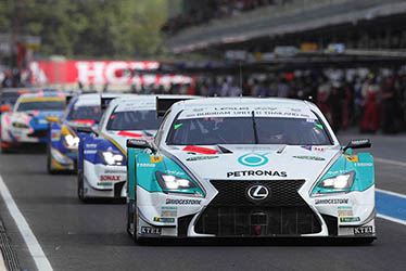 ピットに並ぶLEXUS RC F