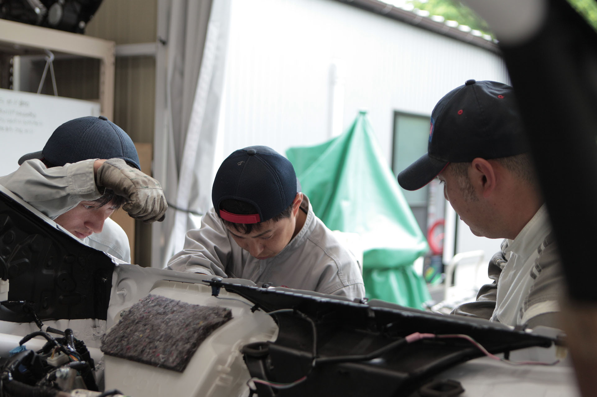 車両製作を行う凄腕技能養成部メンバー
