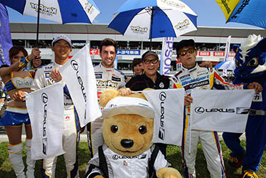 【ドライバー】平川 亮／アンドレア・カルダレッリ／【トヨタ自動車社長】豊田 章男／【ドライバー】脇阪 寿一 SUPER GT 2015年 第４戦 富士