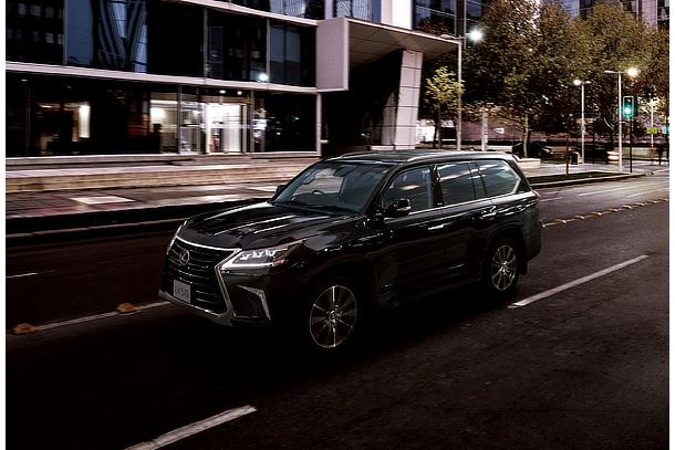 LX 570 (Starlight Black Glass Flake; options shown)