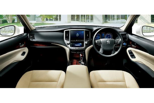 Royal Saloon G hybrid (interior color: Flaxen; options shown)
