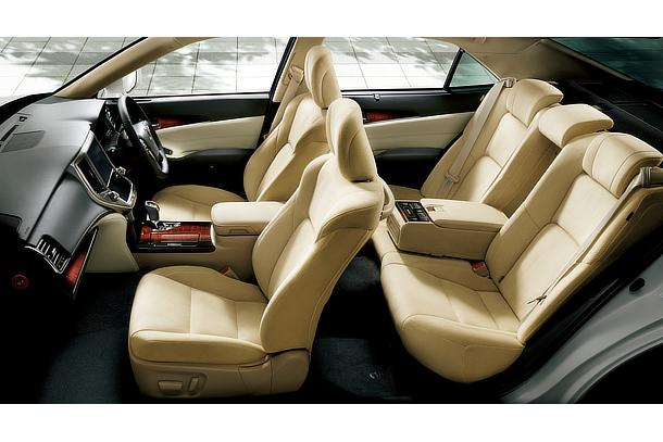 Royal Saloon G hybrid (interior color: Flaxen; options shown)