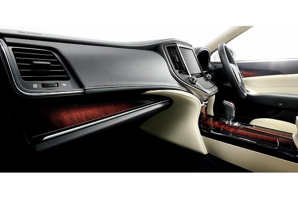 Royal Saloon G hybrid (interior color: Flaxen; options shown)