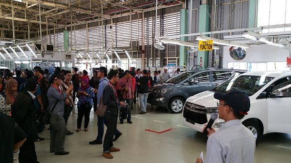 Media attendees on a tour of the Toyota Motor Manufacturing Indonesia Karawang Plant