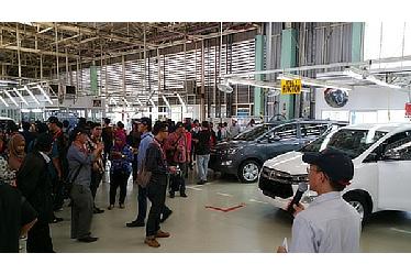 Media attendees on a tour of the Toyota Motor Manufacturing Indonesia Karawang Plant