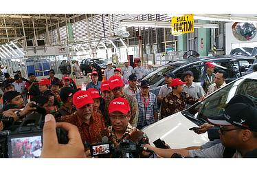 Media and government attendees speaking with Toyota Motor Manufacturing Indonesia management at a tour of the Karawang Plant