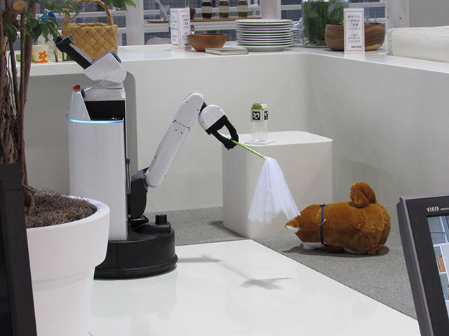 長時間の外出時は、ロボットが愛犬の見守りをサポート