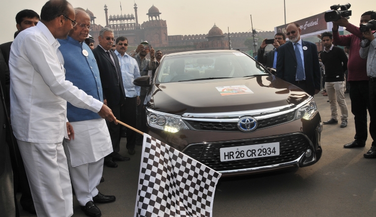 Minister of Heavy Industries & Public Enterprises Shri Anant G Geete flagging off the Fame India Eco Drive