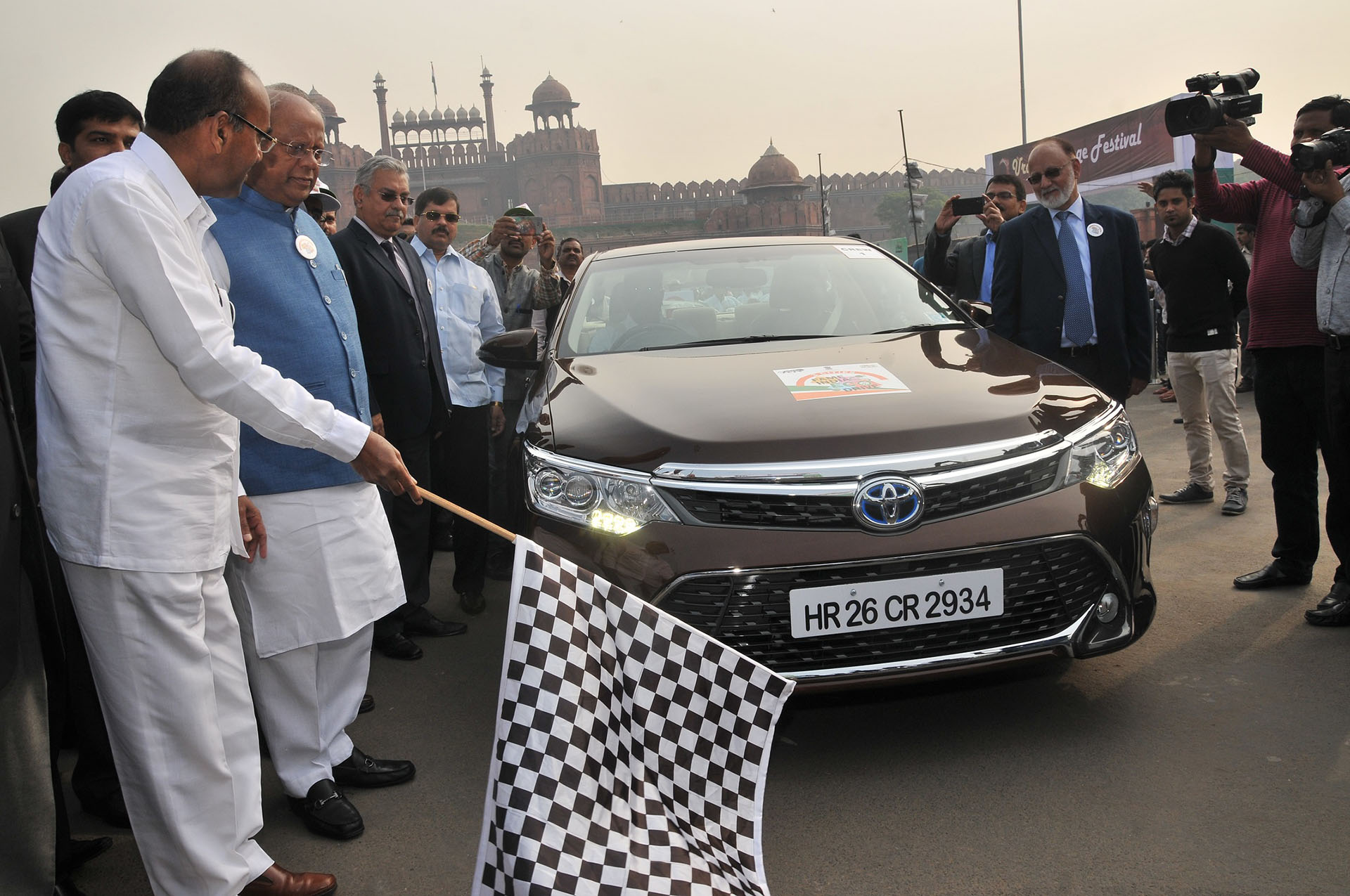 Minister of Heavy Industries & Public Enterprises Shri Anant G Geete flagging off the Fame India Eco Drive