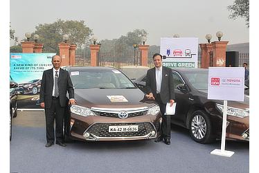 Toyota Kirloskar Motor Deputy Managing Director T.S. Jaishankar with G.M. Sales-North Rajiv Sharma at the Fame India Eco Drive
