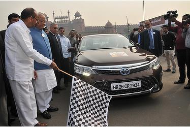 Minister of Heavy Industries & Public Enterprises Shri Anant G Geete flagging off the Fame India Eco Drive