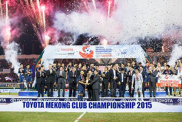 Thailand's Buriram United Football Club presented with the Toyota Mekong Club Championship 2015 trophy.