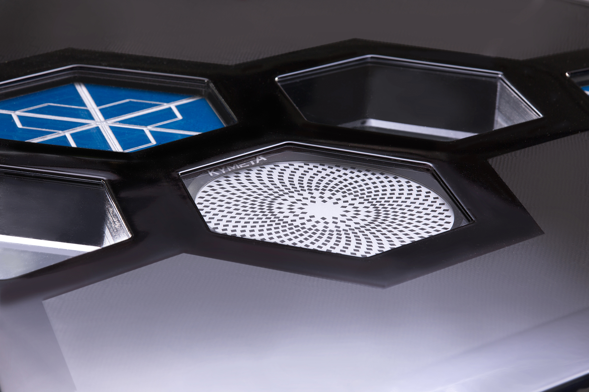 衛星通信機能搭載の実験車（MIRAI）