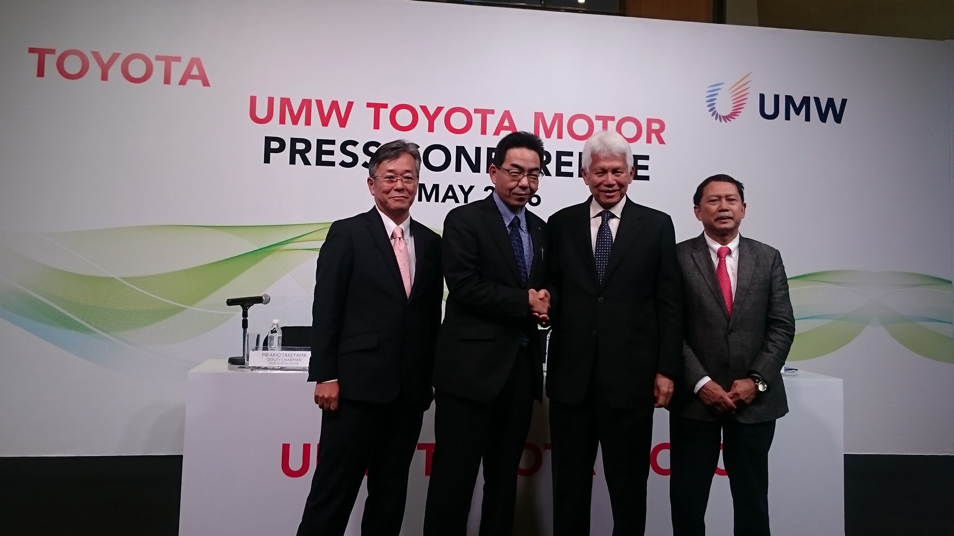 マレーシア生産体制再編を発表 左から、UMWT 武山副会長、トヨタ自動車 高見常務役員、UMW Asmat会長、UMWT Ismet社長