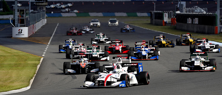 2016年ツインリンクもてぎで行われたスーパーフォーミュラのスタートシーン