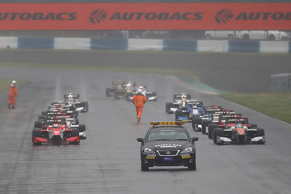 第2戦岡山は豪雨のため赤旗中断となった