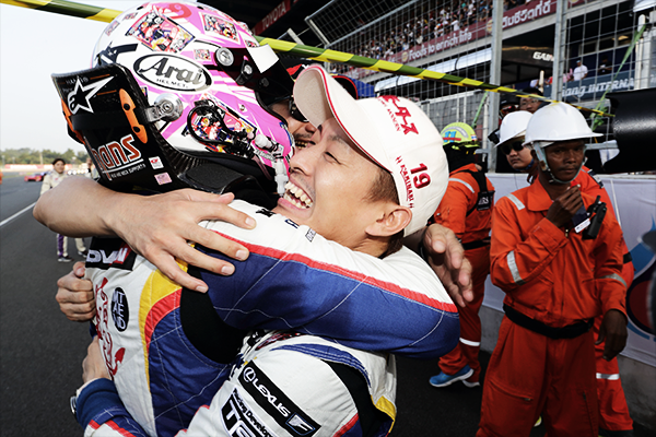 初優勝を喜ぶWedsSport ADVAN RC F 19号車の国本雄資と関口雄飛