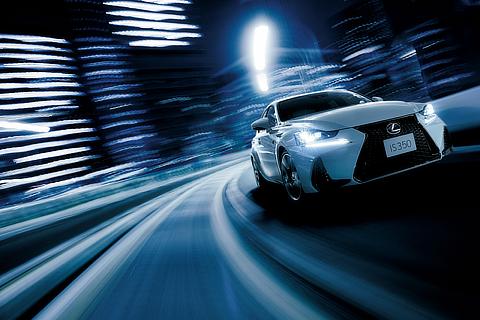 IS350“F SPORT”（ホワイトノーヴァガラスフレーク）＜オプション装着車＞