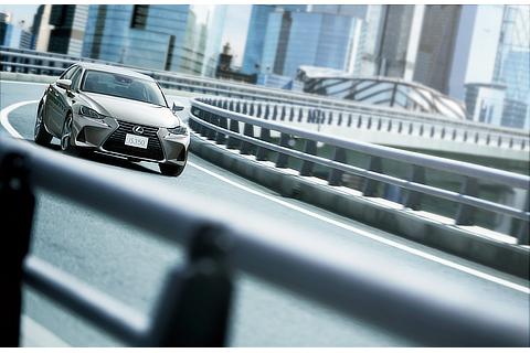 IS350“Version L”（ソニックチタニウム）＜オプション装着車＞