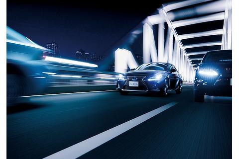 IS300h“Version L”（ディープブルーマイカ）＜オプション装着車＞