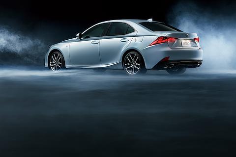 IS350“F SPORT”（ホワイトノーヴァガラスフレーク）＜オプション装着車＞