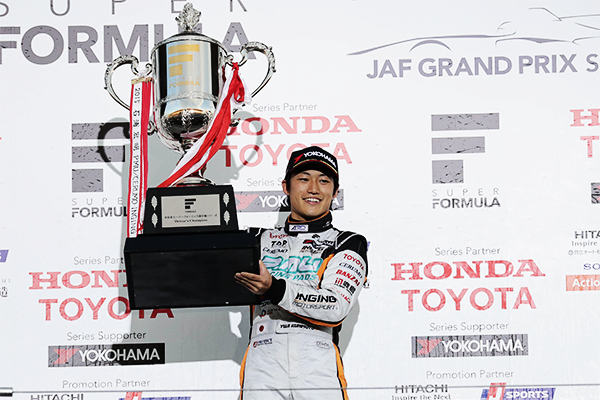 逆転で悲願のドライバーズチャンピオンとなった国本雄資