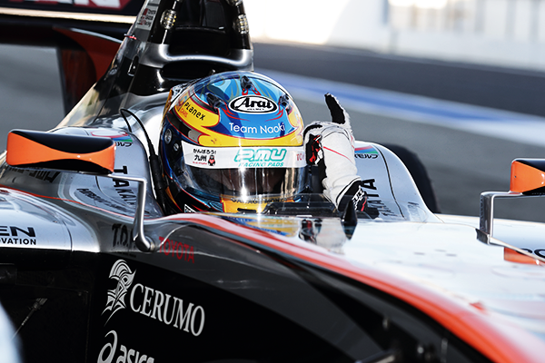 ガッツポーズで喜びを表す石浦宏明（P.MU/CERUMO・INGING）