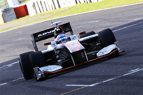 チャンピオン獲得のチェッカーを受ける国本雄資