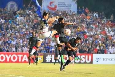 Lanexang United's Khampheng Sayavutthi (in white) jumps to the ball